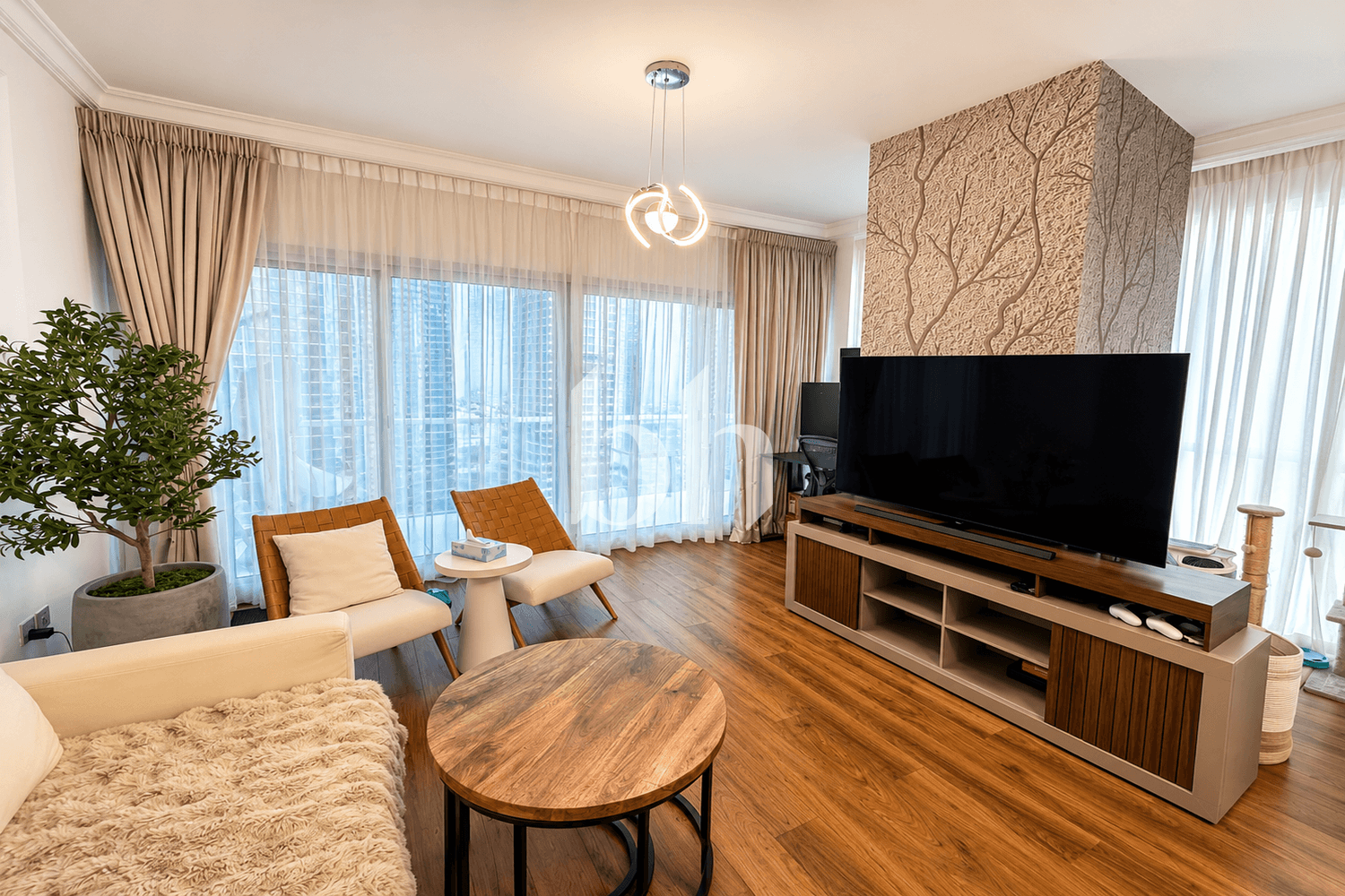 1 Bedroom Apartment in Lake View Tower - photo 1
