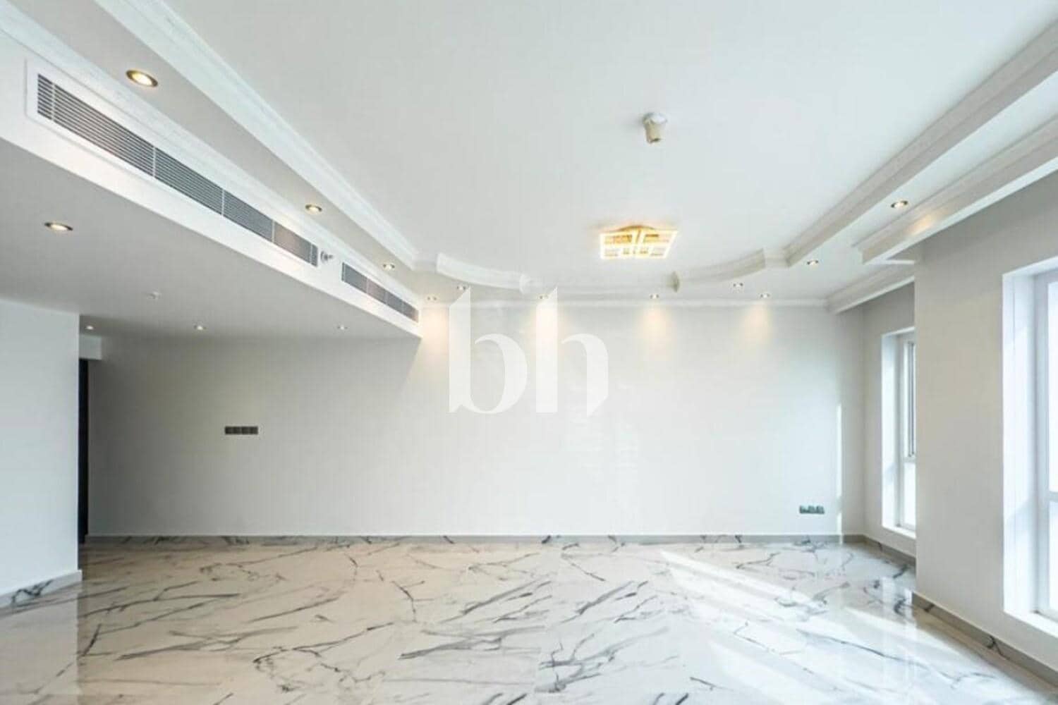 2 Bedroom Apartment in Lake Point Tower - photo 2