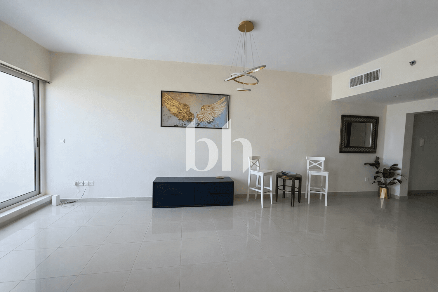 3 Bedrooms Apartment in Lake Point Tower - photo 2