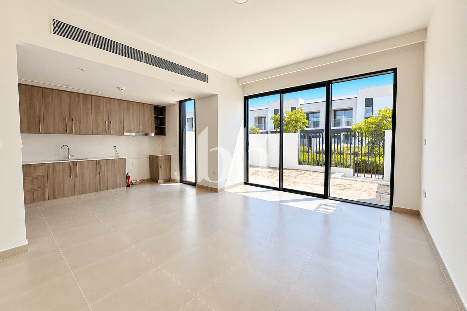 3 Bedroom Townhouse in May - photo 1