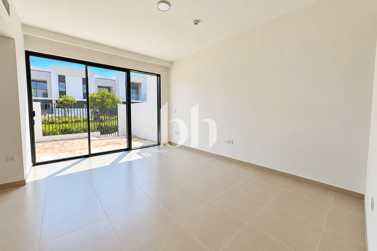 3 Bedroom Townhouse in May - photo 2