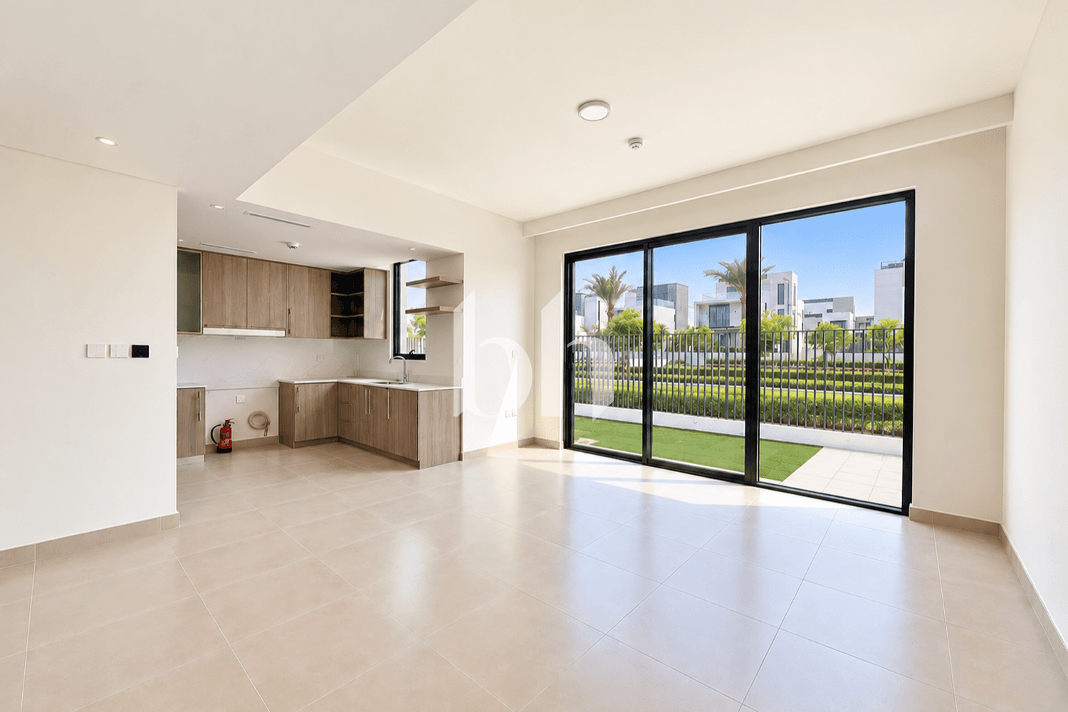 4 Bedroom Townhouse in May - photo 2