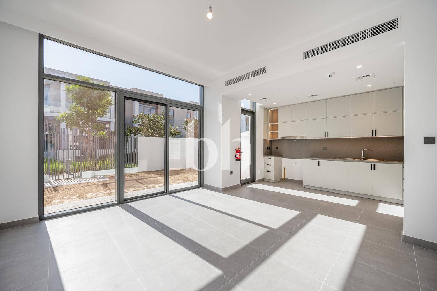 3 Bedroom Townhouse in May - photo 1