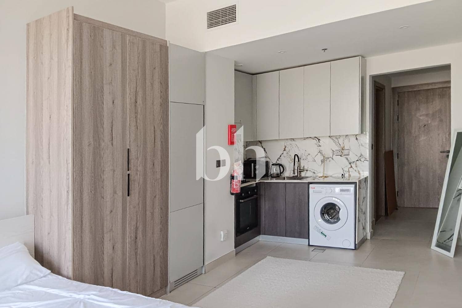 Studio Apartment in Amal Tower - photo 2