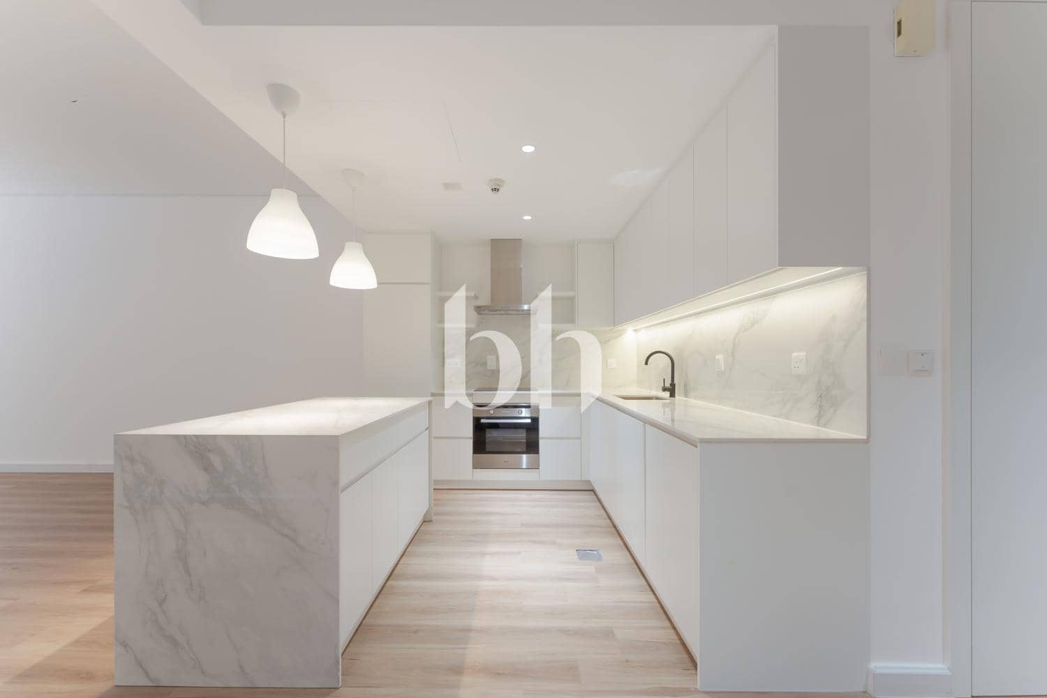 1 Bedroom Apartment in Mediterranean - photo 2