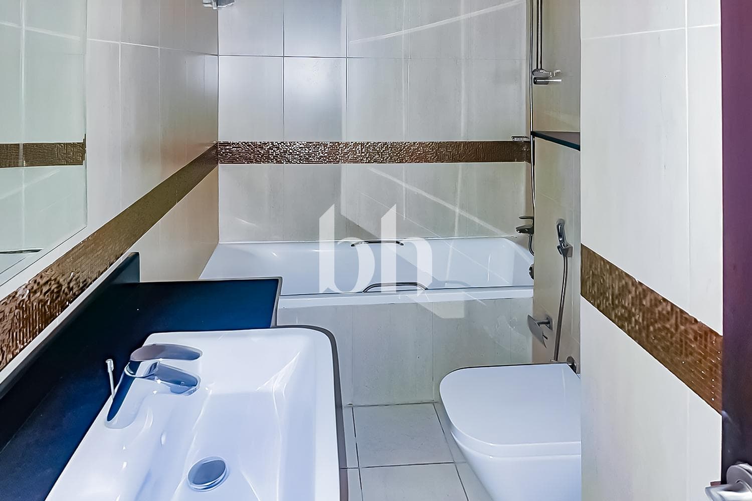1 Bedroom Apartment in Hanover Square - photo 1
