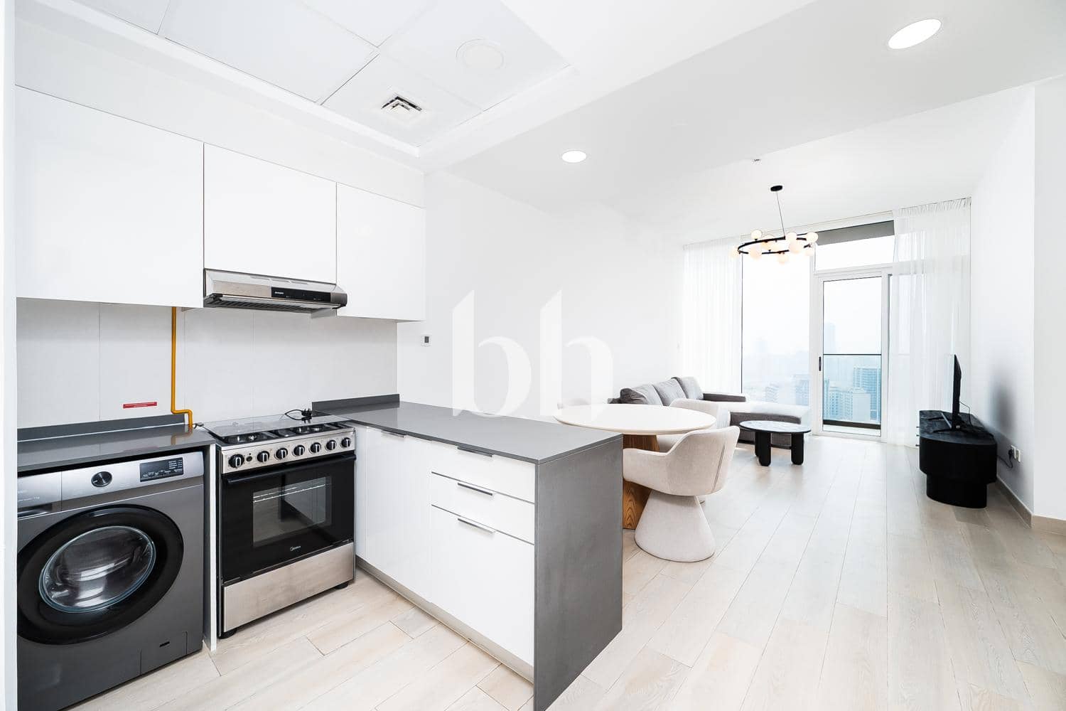 1 Bedroom Apartment in Bloom Towers C - photo 2