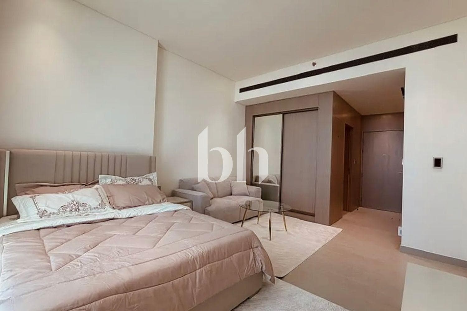 Studio Apartment in Binghatti Apex - photo 2