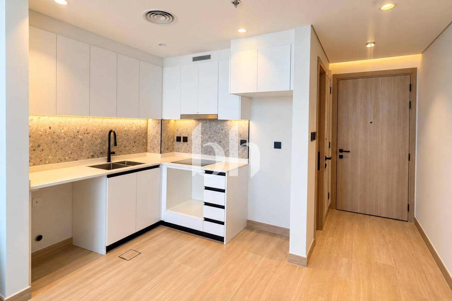 1 Bedroom Apartment in Seslia Tower - photo 1