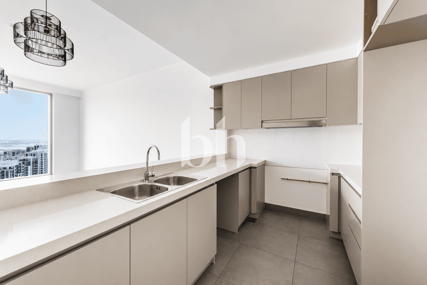 3 Bedroom Apartment in Creek Gate Tower 2 - photo 2