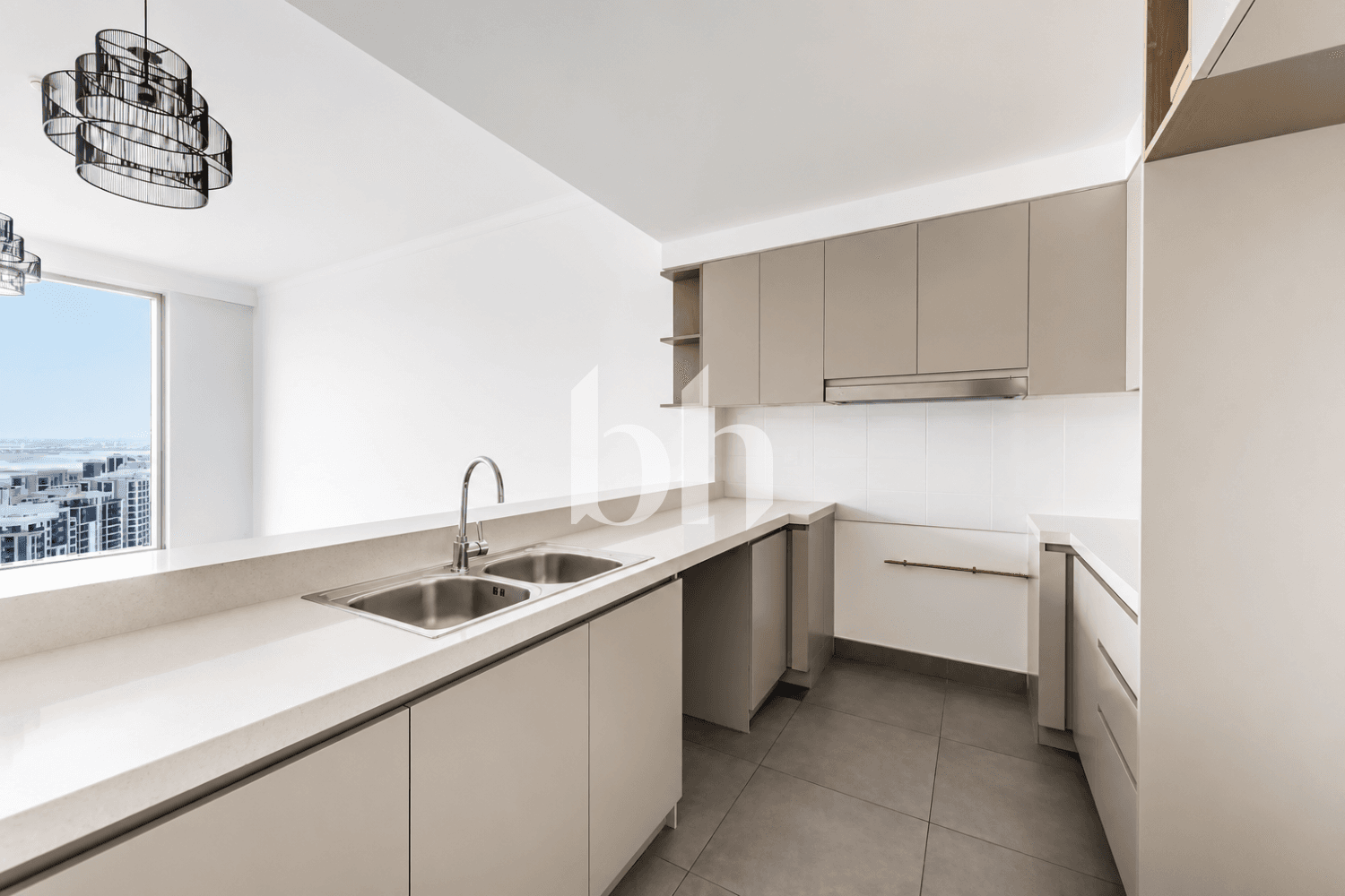3 Bedroom Apartment in Creek Gate Tower 2 - photo 2