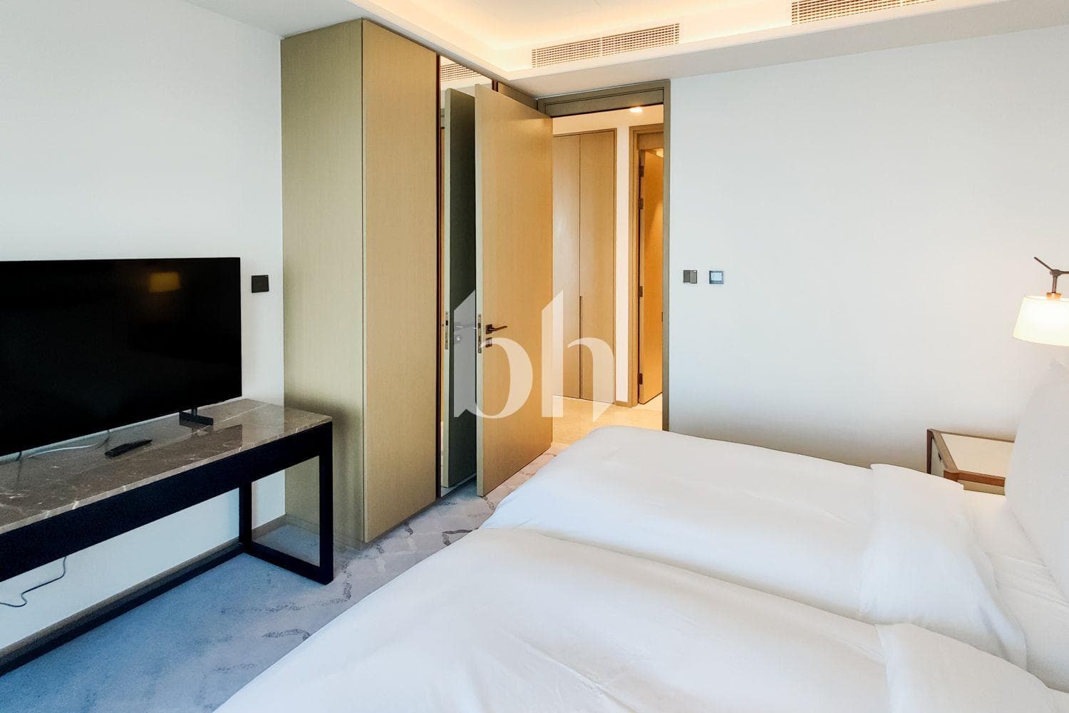 2 Bedrooms Hotel Apartment in Address Harbour Point Tower 2 - photo 2