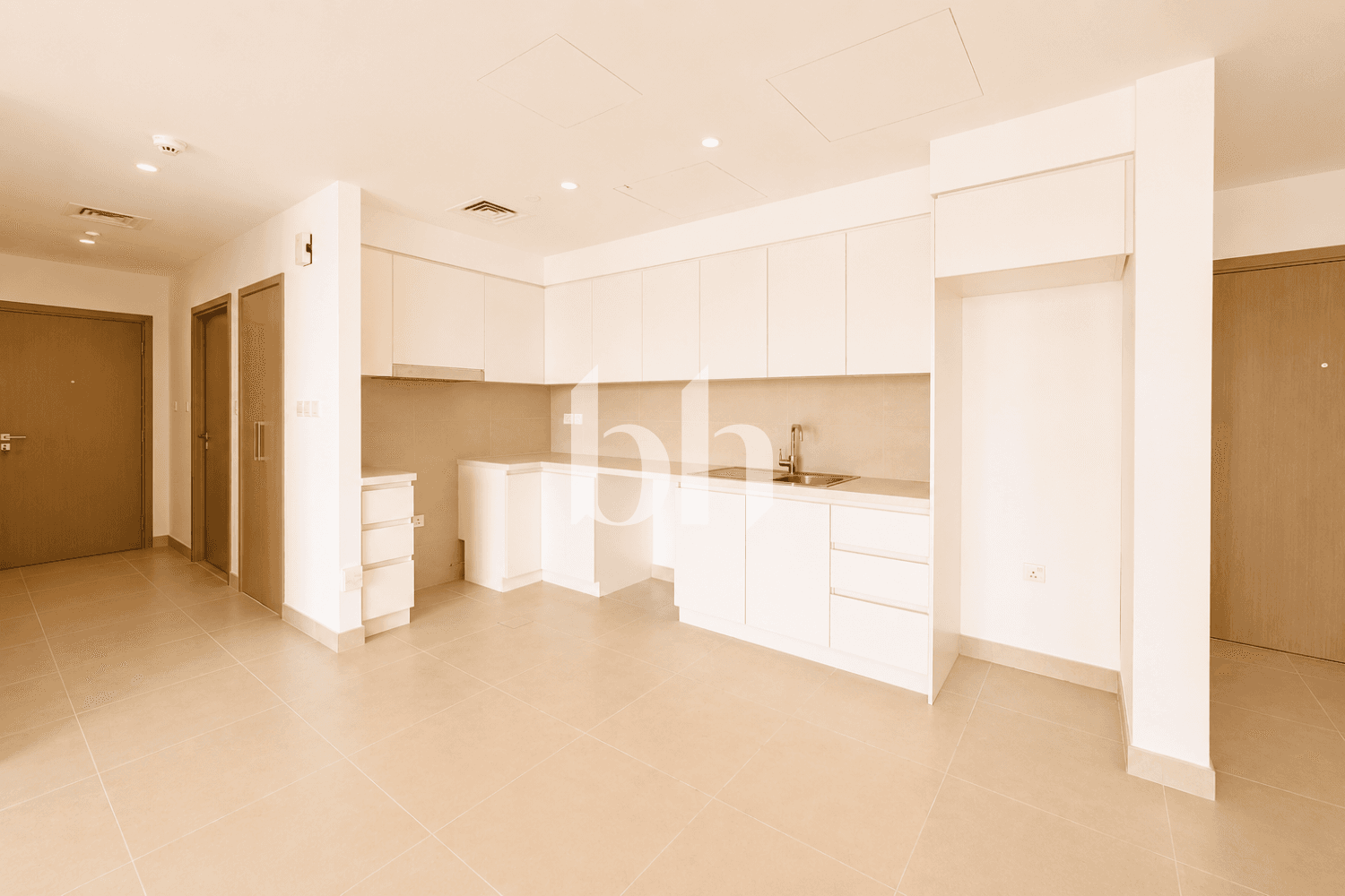 2 Bedroom Apartment in Creek Horizon Tower 1 - photo 2