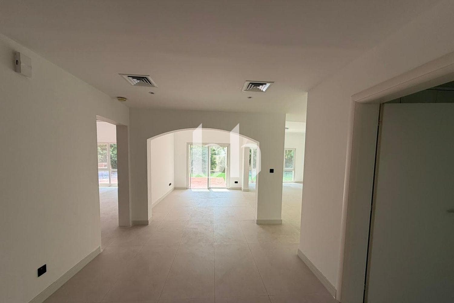 5 Bedroom Villa in Meadows 4 - photo 1