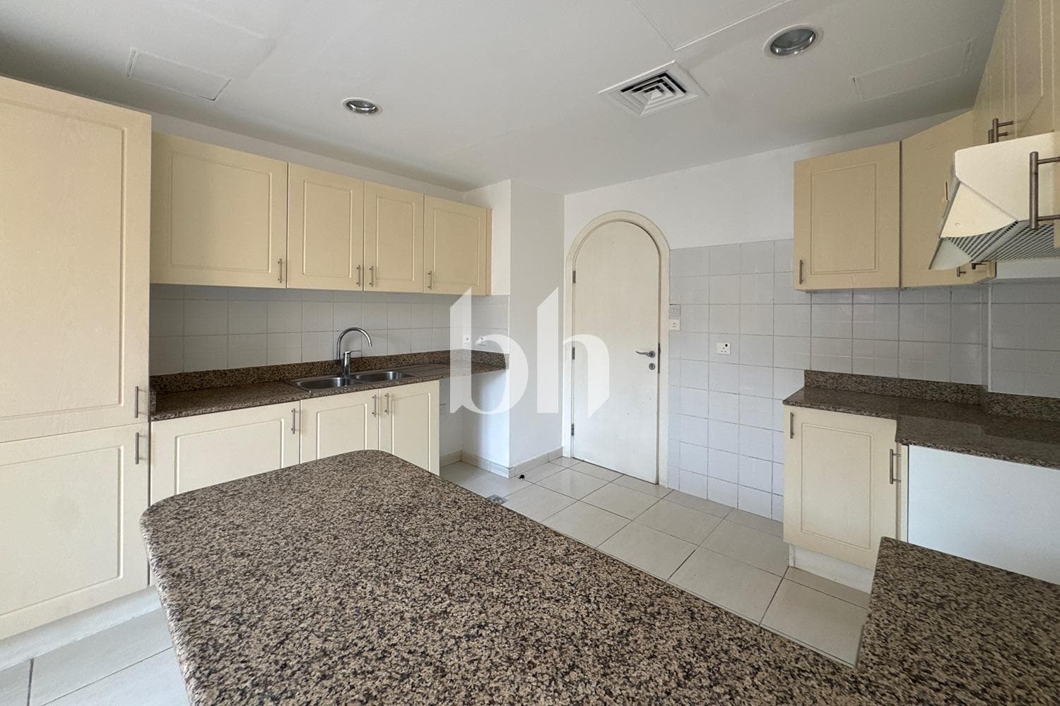 3 Bedroom Townhouse in Springs 2 - photo 2