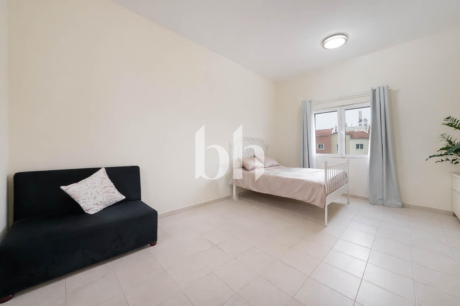 Studio Apartment in Building 79 - photo 1