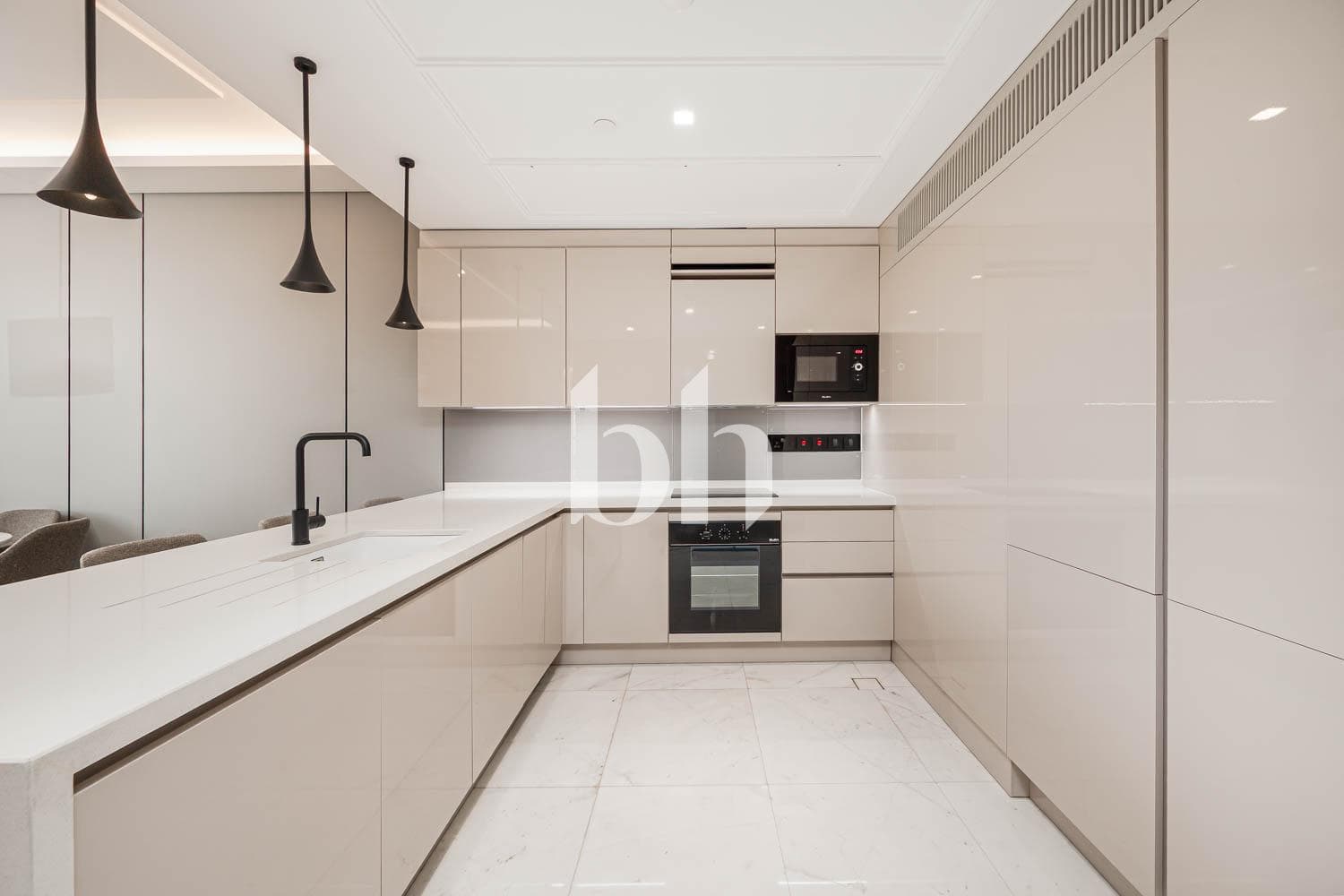 1 Bedroom Apartment in Apartment Building 2 - photo 2