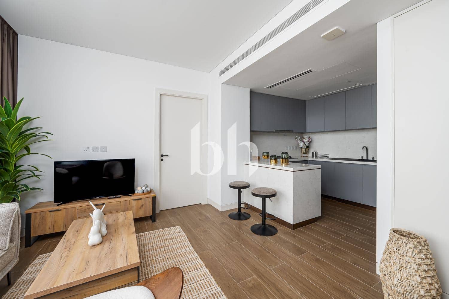 1 Bedroom Apartment in Uptown Tower - photo 1