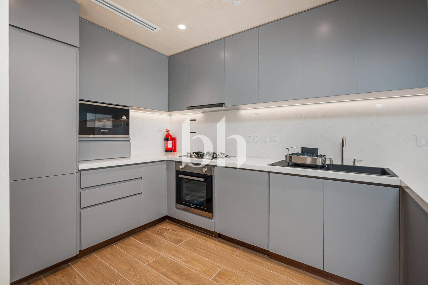 1 Bedroom Apartment in Uptown Tower - photo 2