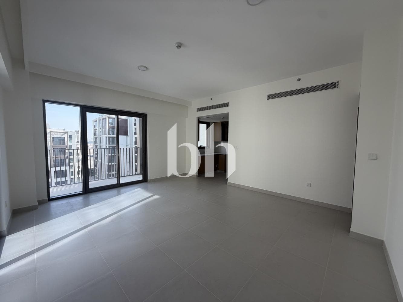 3 Bedrooms Apartment in Cedar Building 4 - photo 2