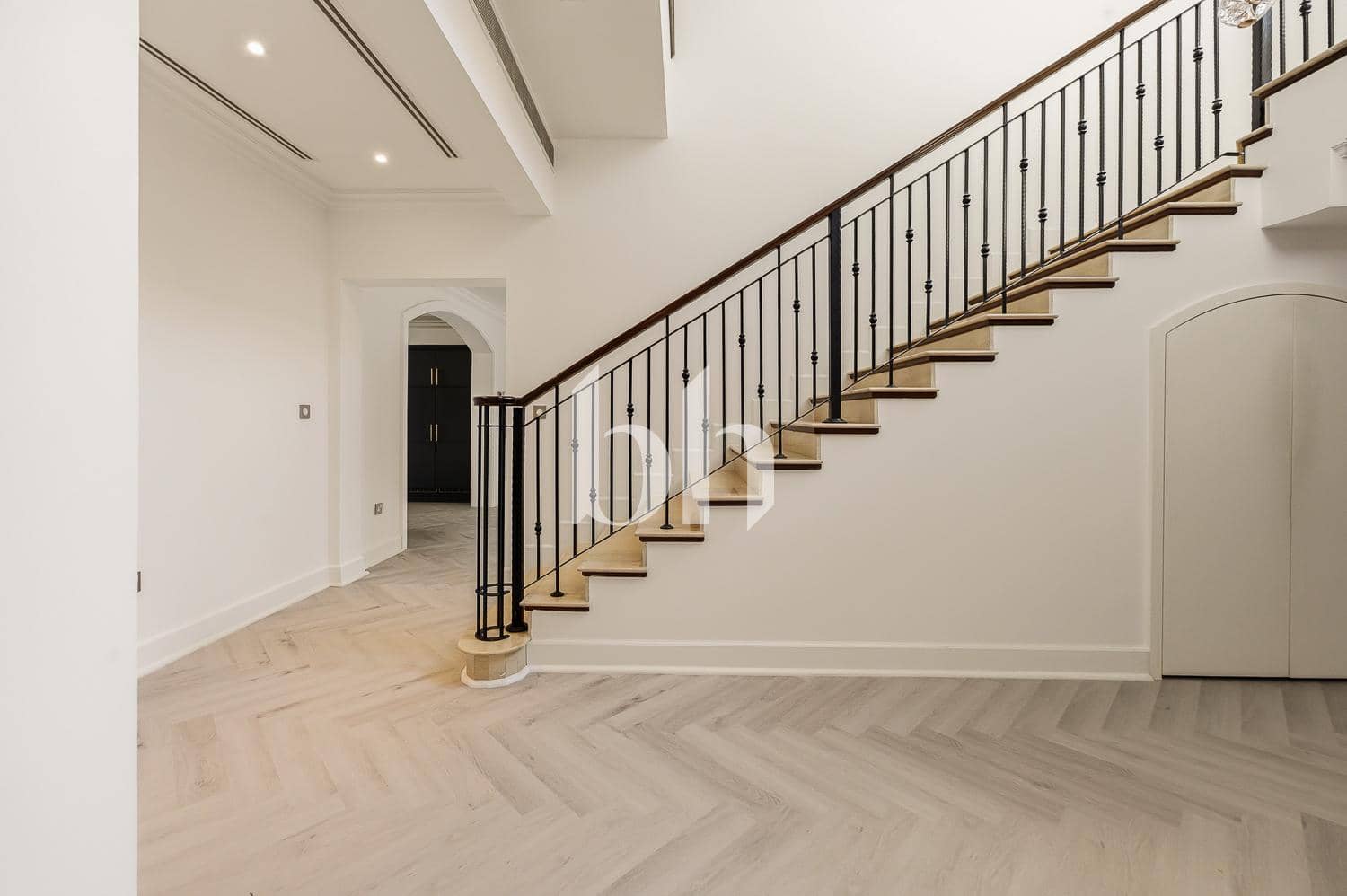 5 Bedroom Villa in Flame Tree Ridge - photo 2