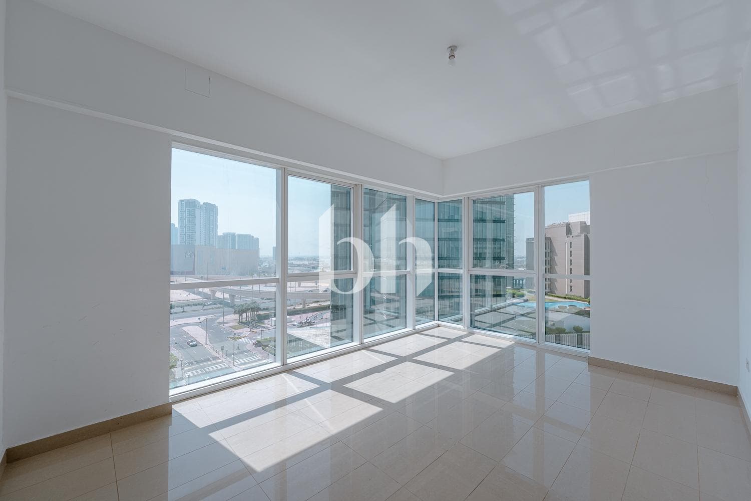 3 Bedroom Apartment in Al Durrah Tower - photo 2