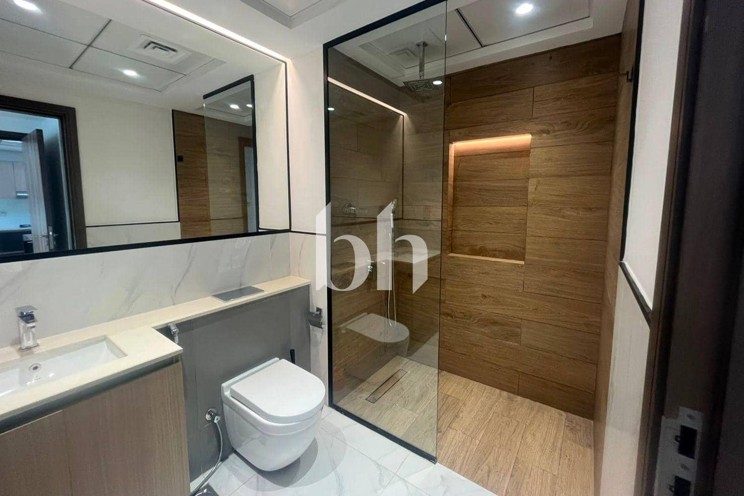 1 Bedroom Apartment in Aria - photo 2