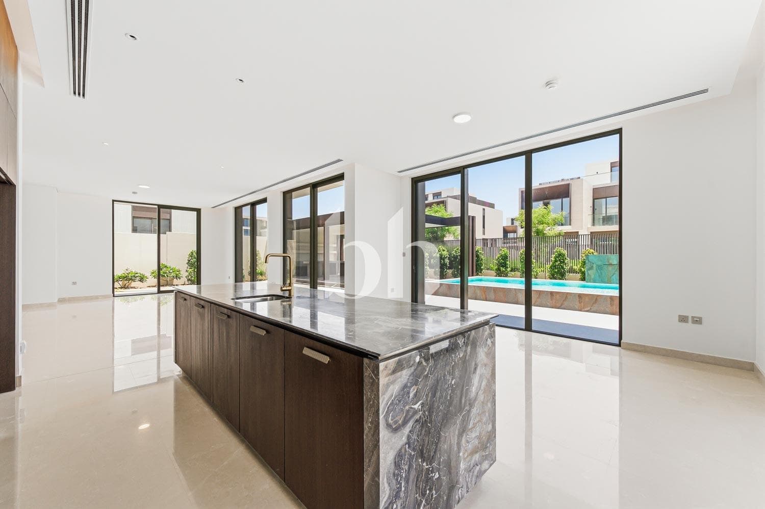 5 Bedroom Villa in Palm Hills - photo 2