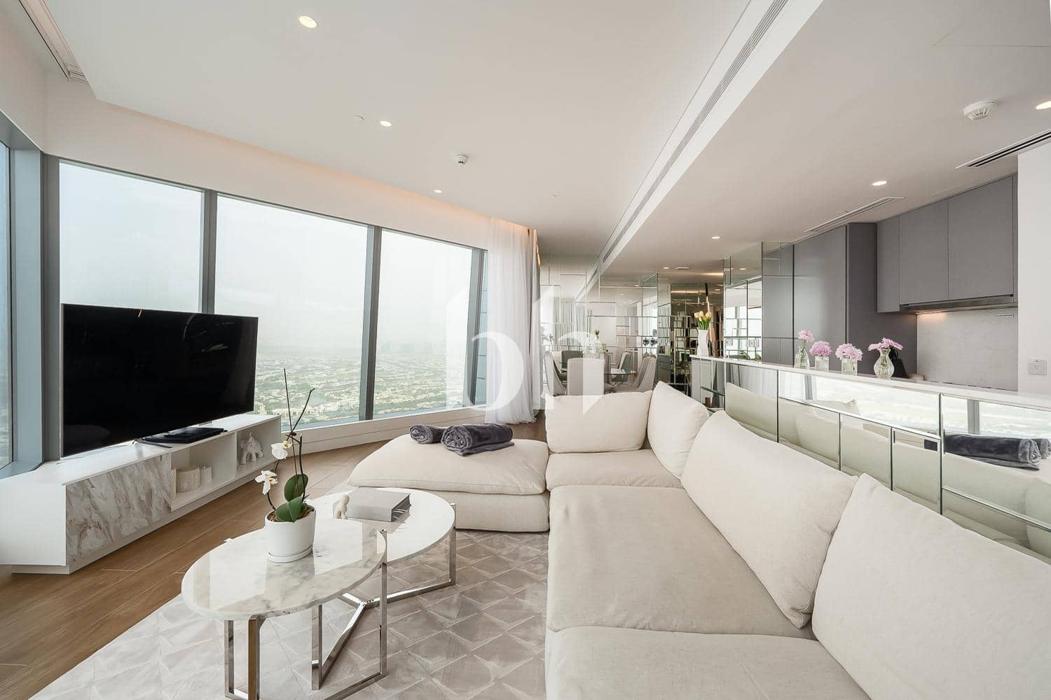 3 Bedroom Apartment in Uptown Tower - photo 2