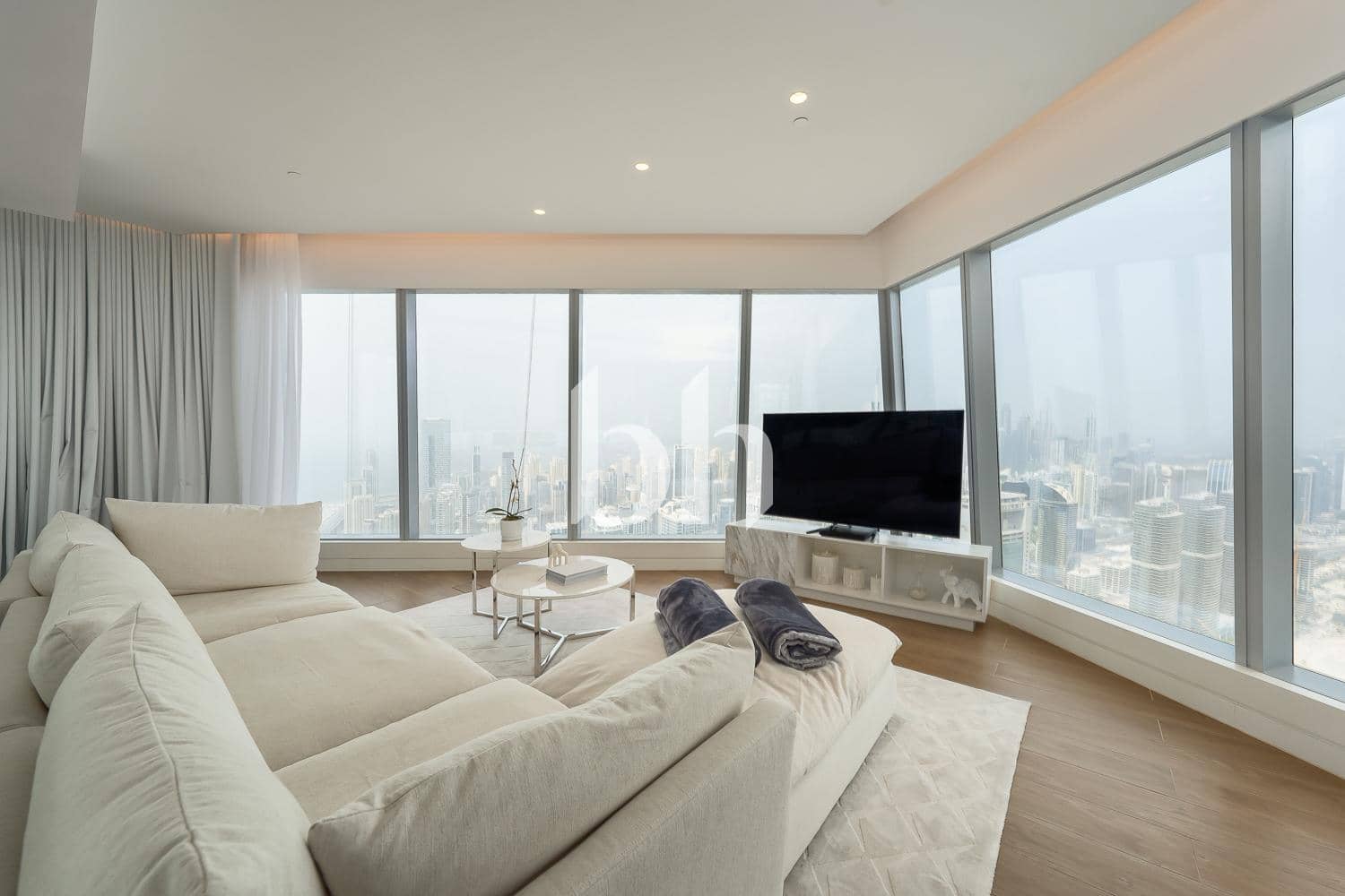 3 Bedroom Apartment in Uptown Tower - photo 1