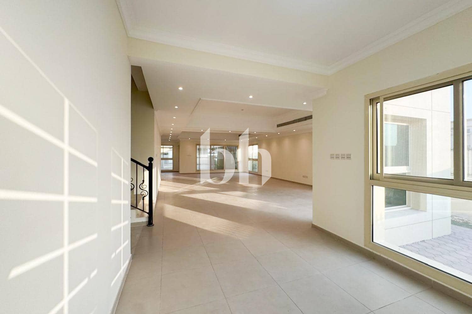 5 Bedroom Villa in Umm Suqeim 3 Villas - photo 1