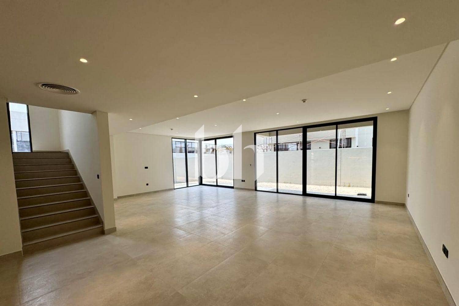 5 Bedroom Villa in California Residence - photo 1