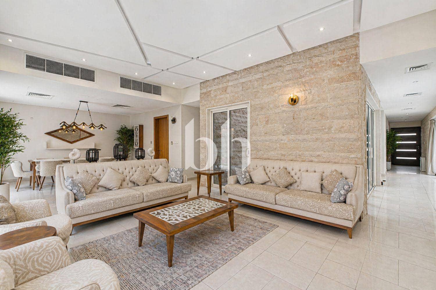 5 Bedroom Villa in Lehweih Community - photo 1