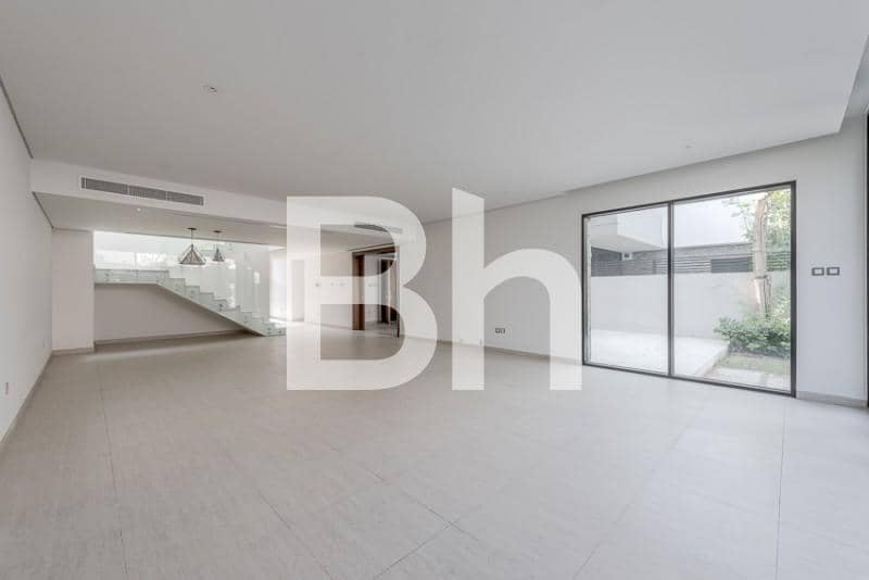 5 Bedroom Villa in Umm Suqeim 3 Villas - photo 1