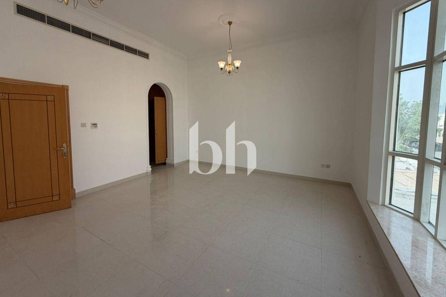 5 Bedroom Villa in Umm Suqeim 2 Villas - photo 2