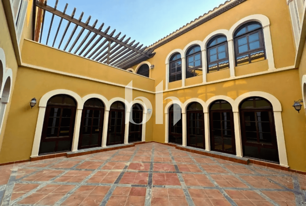 5 Bedroom Villa in Centro Courtyard 6 - photo 2