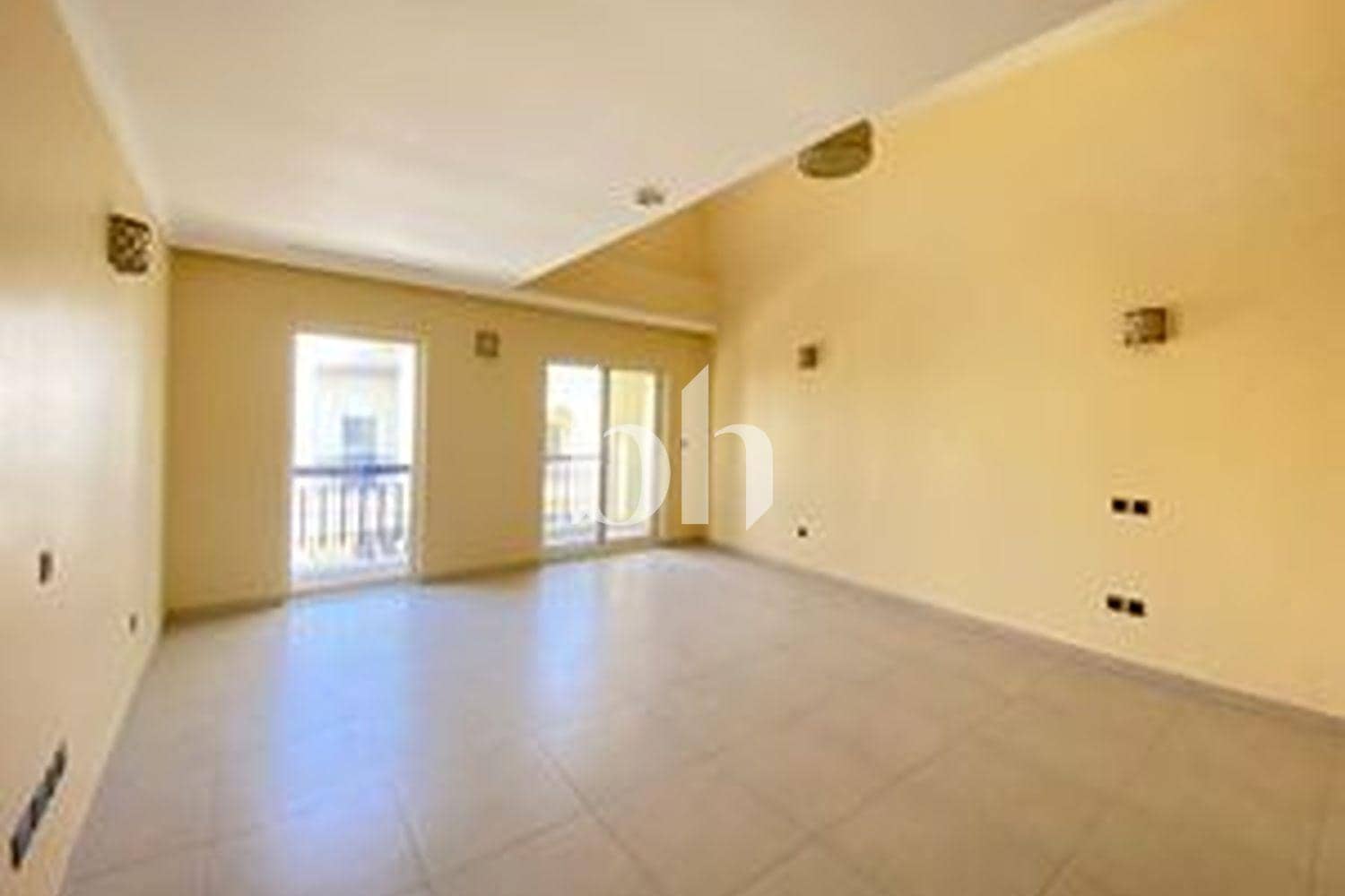 5 Bedroom Villa in Umm Suqeim 1 Villas - photo 1