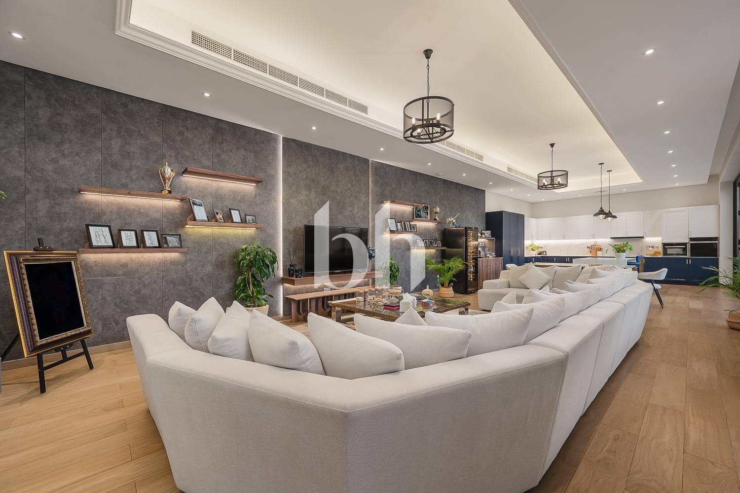 5 Bedroom Villa in Al Aweer 1 - photo 2