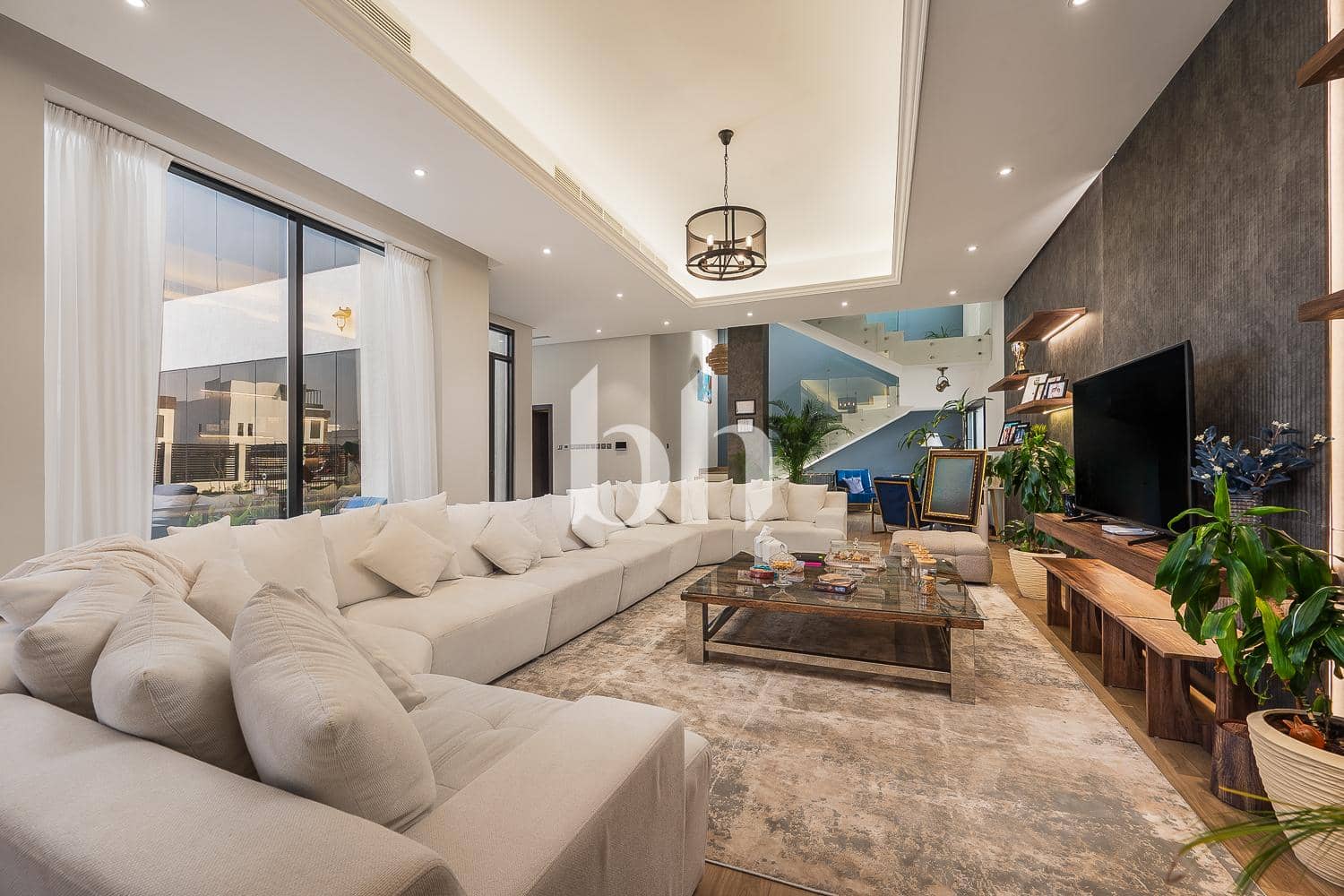 5 Bedroom Villa in Al Aweer 1 - photo 1