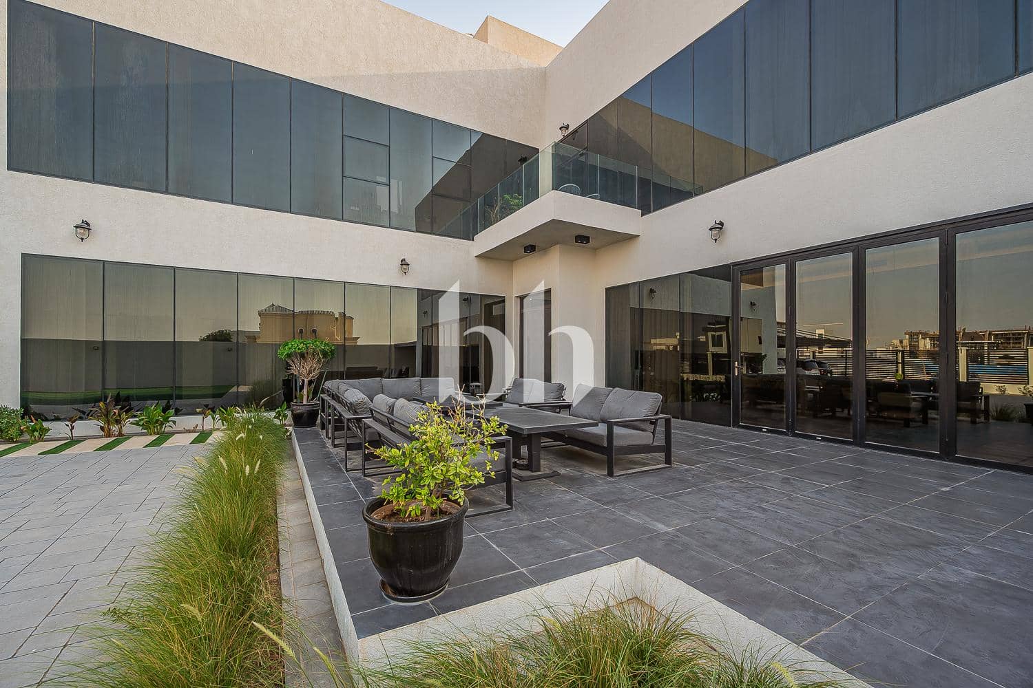 5 Bedroom Villa in Al Aweer 1