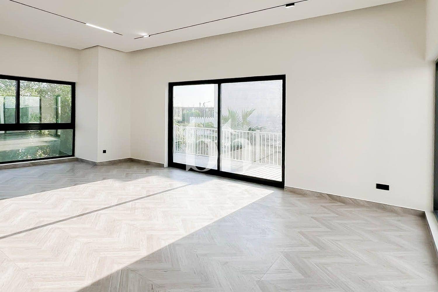 5 Bedroom Villa in Umm Suqeim 1 Villas - photo 2