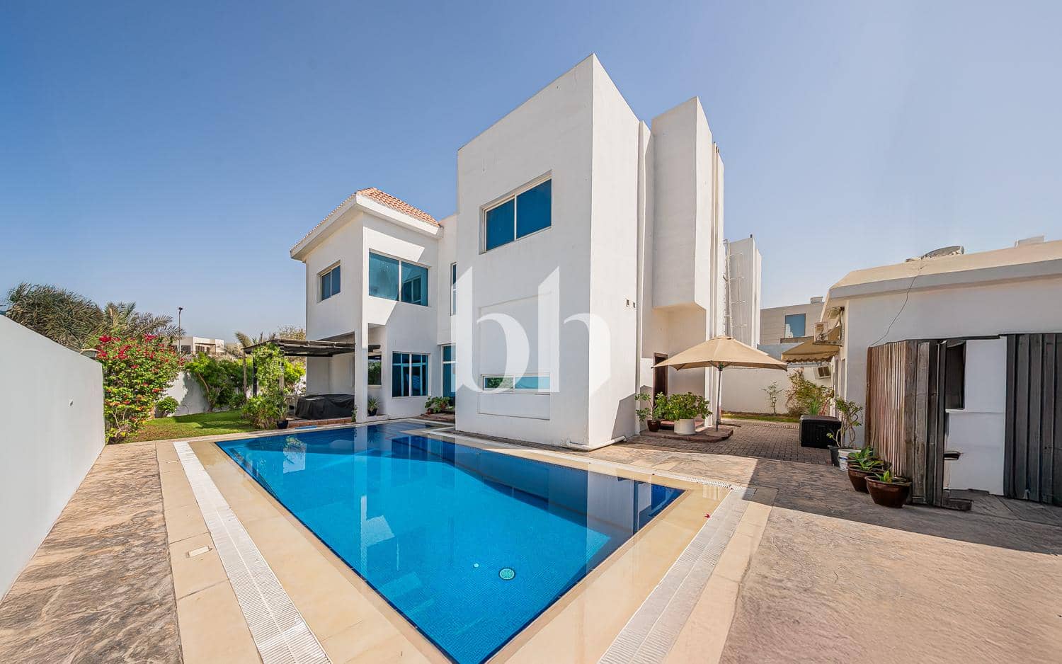 5 Bedroom Villa in Umm Suqeim 1 Villas - photo 1