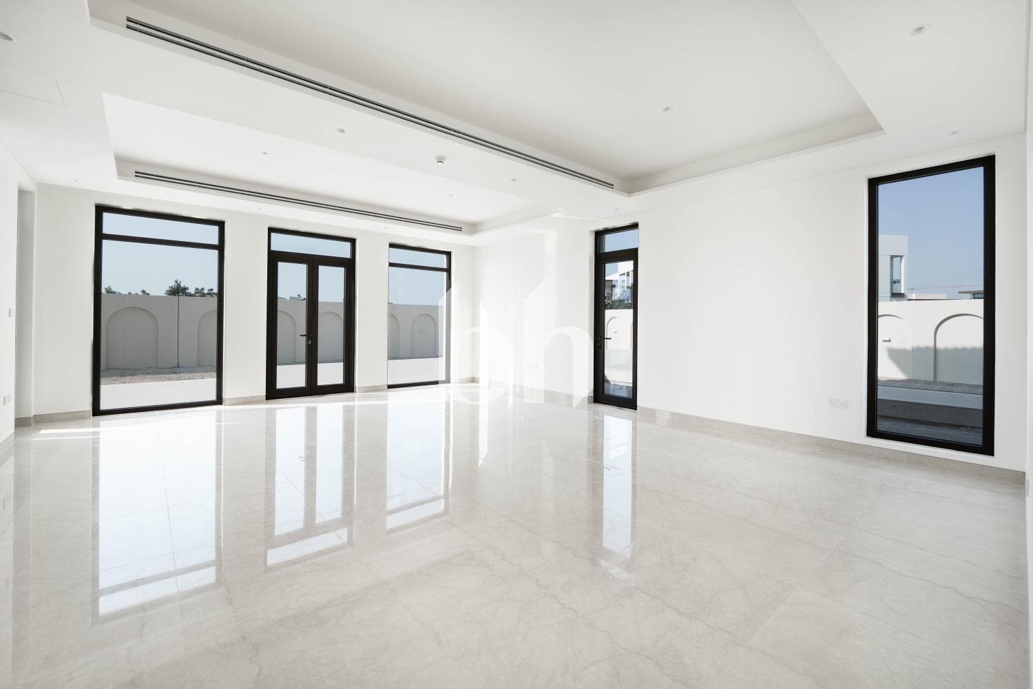 5 Bedroom Villa in Souk Al Jubail - photo 2