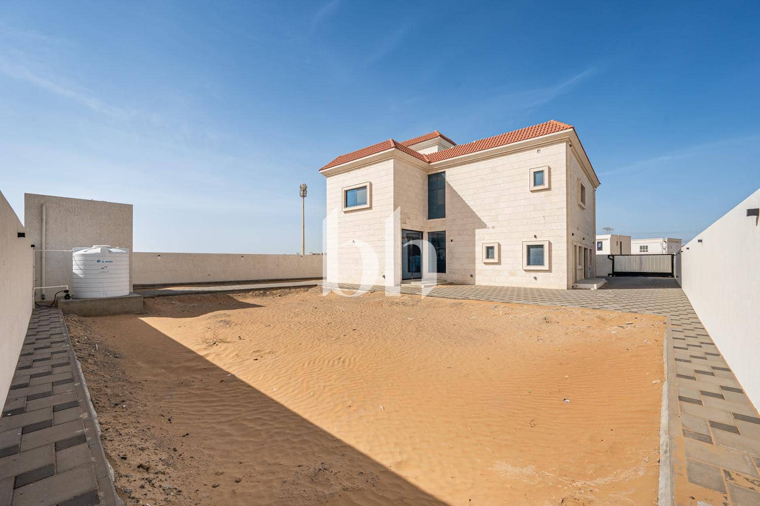 5 Bedroom Villa in Al Aweer 1 - photo 2