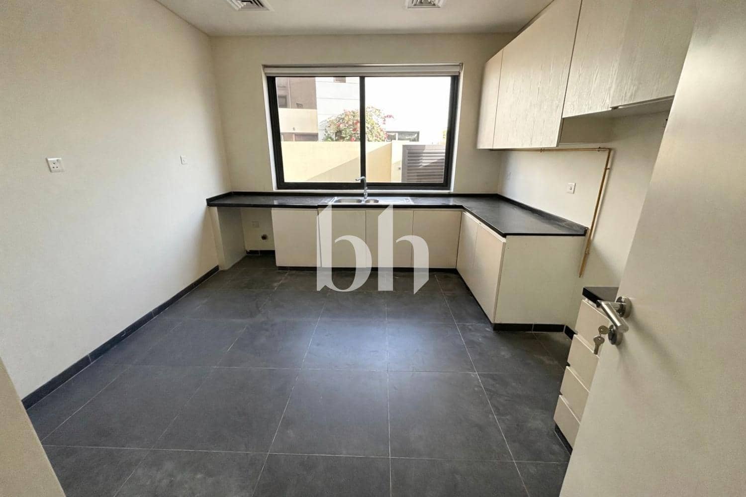 4 Bedroom Villa in The Turf - photo 2