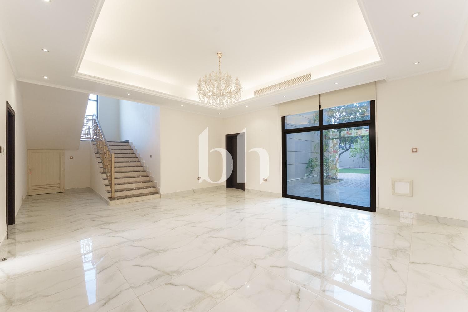 6 Bedroom Villa in Shakhbout City - photo 2