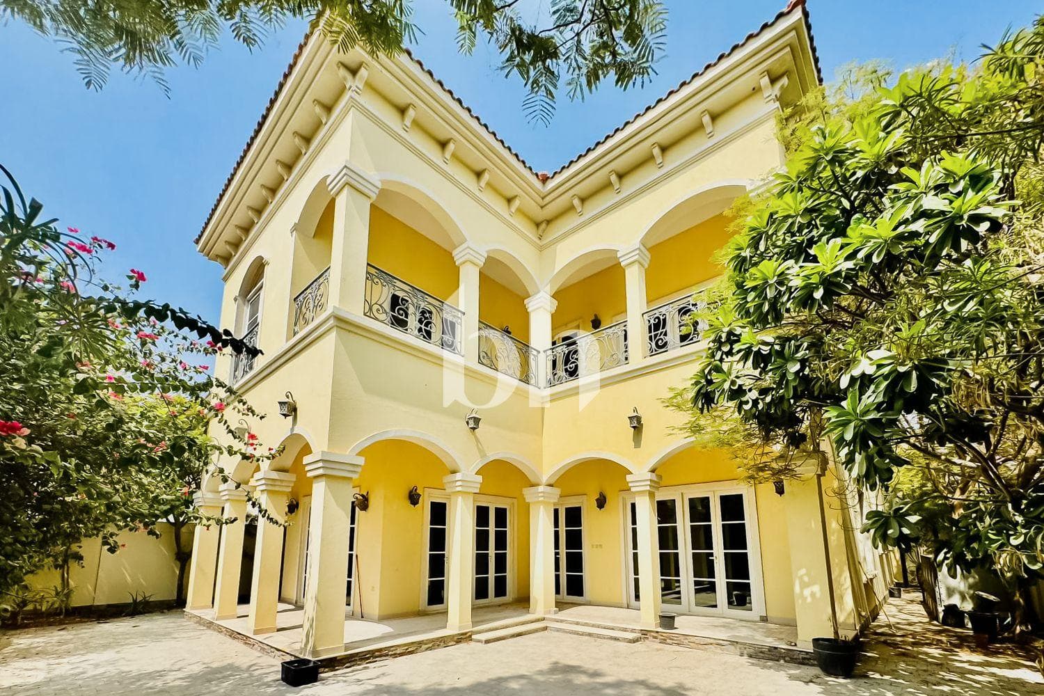 5 Bedroom Villa in Centro Courtyard 10