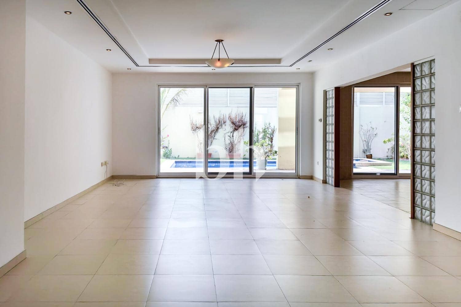 5 Bedroom Villa in Jumeirah 2 - photo 2