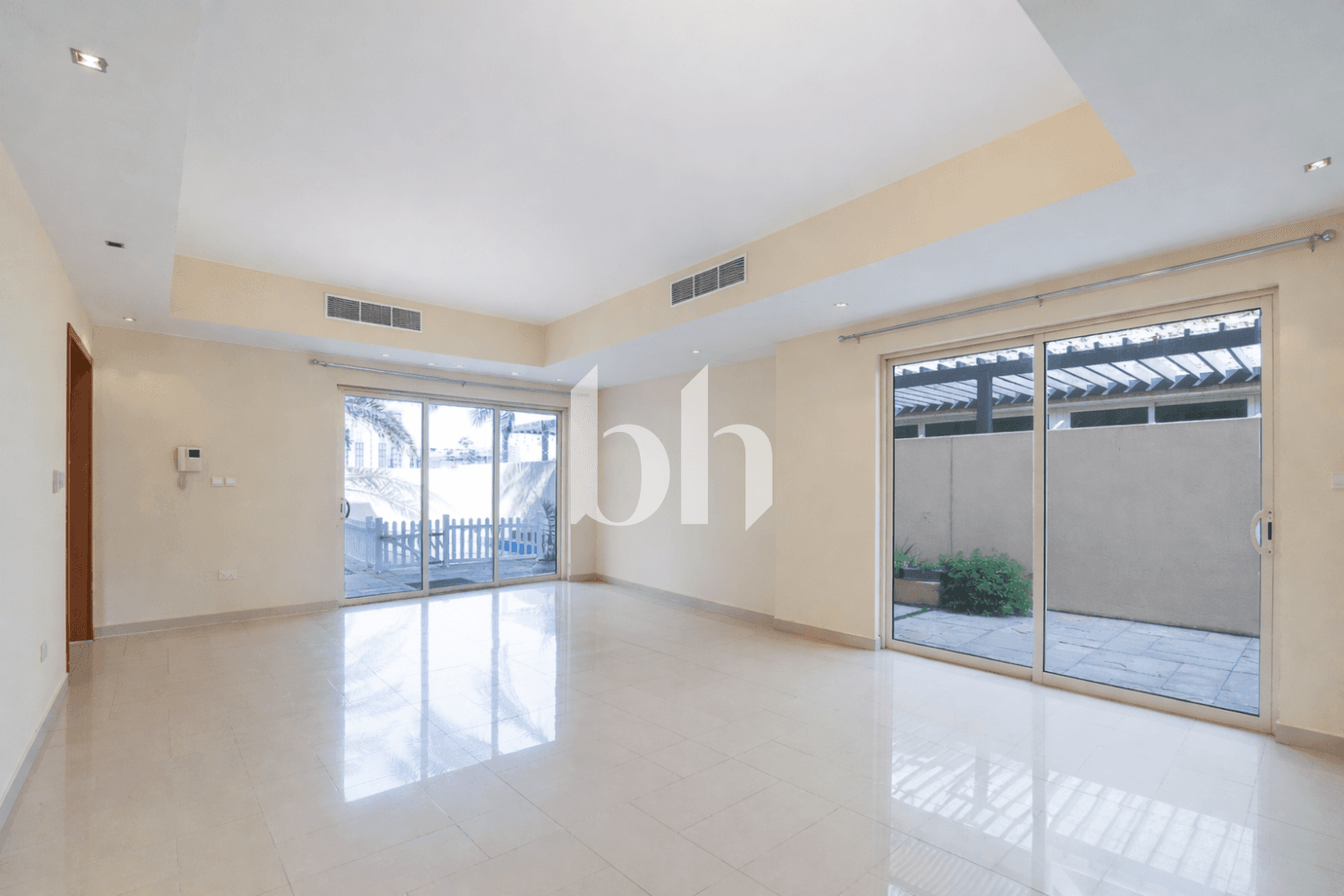 5 Bedroom Villa in Lehweih Community - photo 1