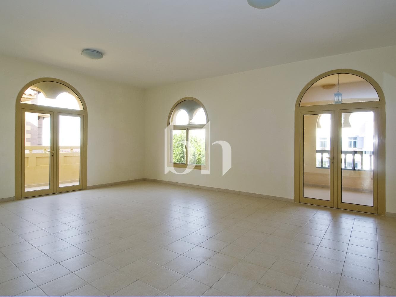 5 Bedrooms Villa in Western Residence South - photo 2